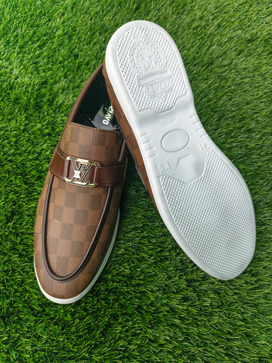 Men’s Classic Brown Checkered Loafers – Premium Slip-On with Gold Emblem Detailing